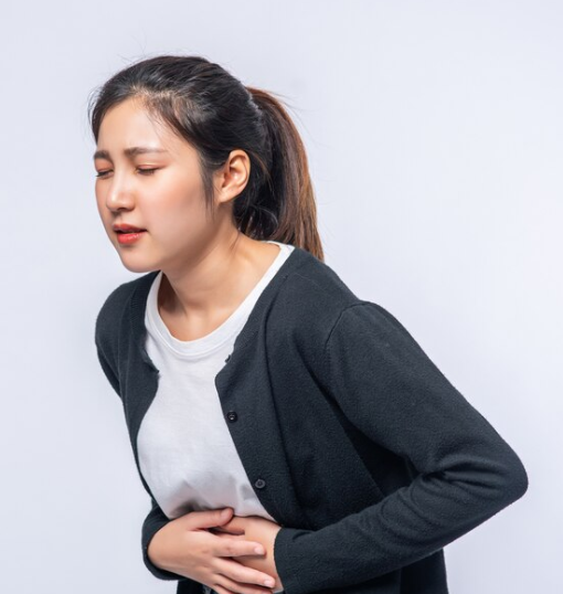 왼쪽 아랫배 통증이 발생하는 10가지 주요 원인과 증상