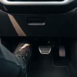 브레이크 페달이 무거울 때 원인은 무엇인가요?